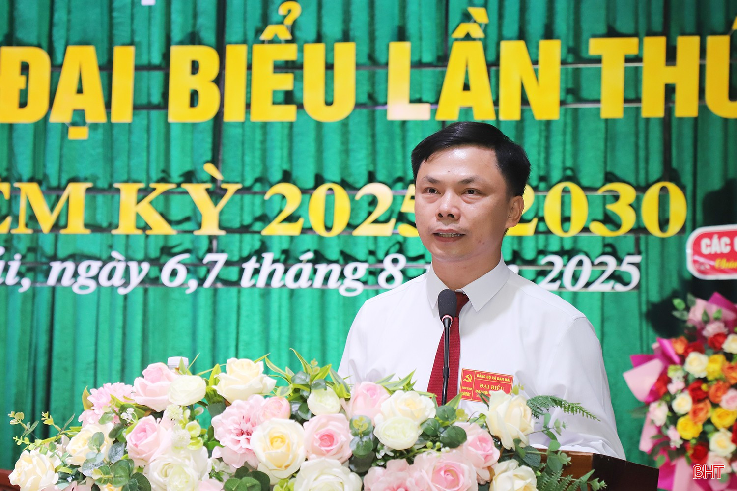 Phó Bí thư Thường trực Đảng uỷ Trần Thế Tài trình bày dự thảo báo cáo chính trị.