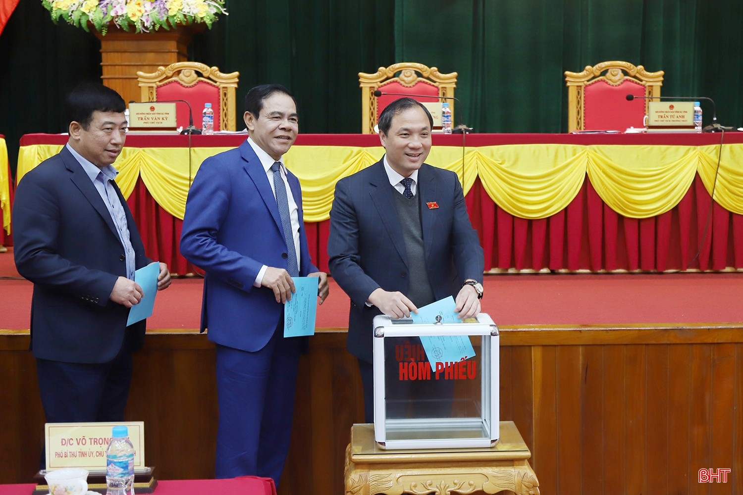 Bí thư Tỉnh ủy - Chủ tịch HĐND tỉnh Hoàng Trung Dũng, Chủ tịch UBND tỉnh Võ Trọng Hải và Phó Chủ tịch Thường trực HĐND tỉnh Trần Tú Anh bỏ phiếu bầu Phó Chủ tịch UBND tỉnh.