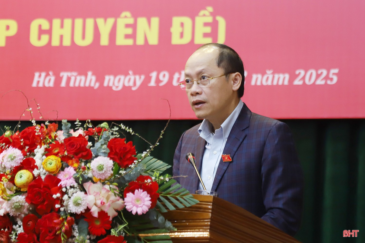 Phó Chủ tịch Thường trực UBND tỉnh Nguyễn Hồng Lĩnh thông qua tờ trình bầu bổ sung Phó Chủ tịch UBND tỉnh khóa XVIII nhiệm kỳ 2021 - 2026.