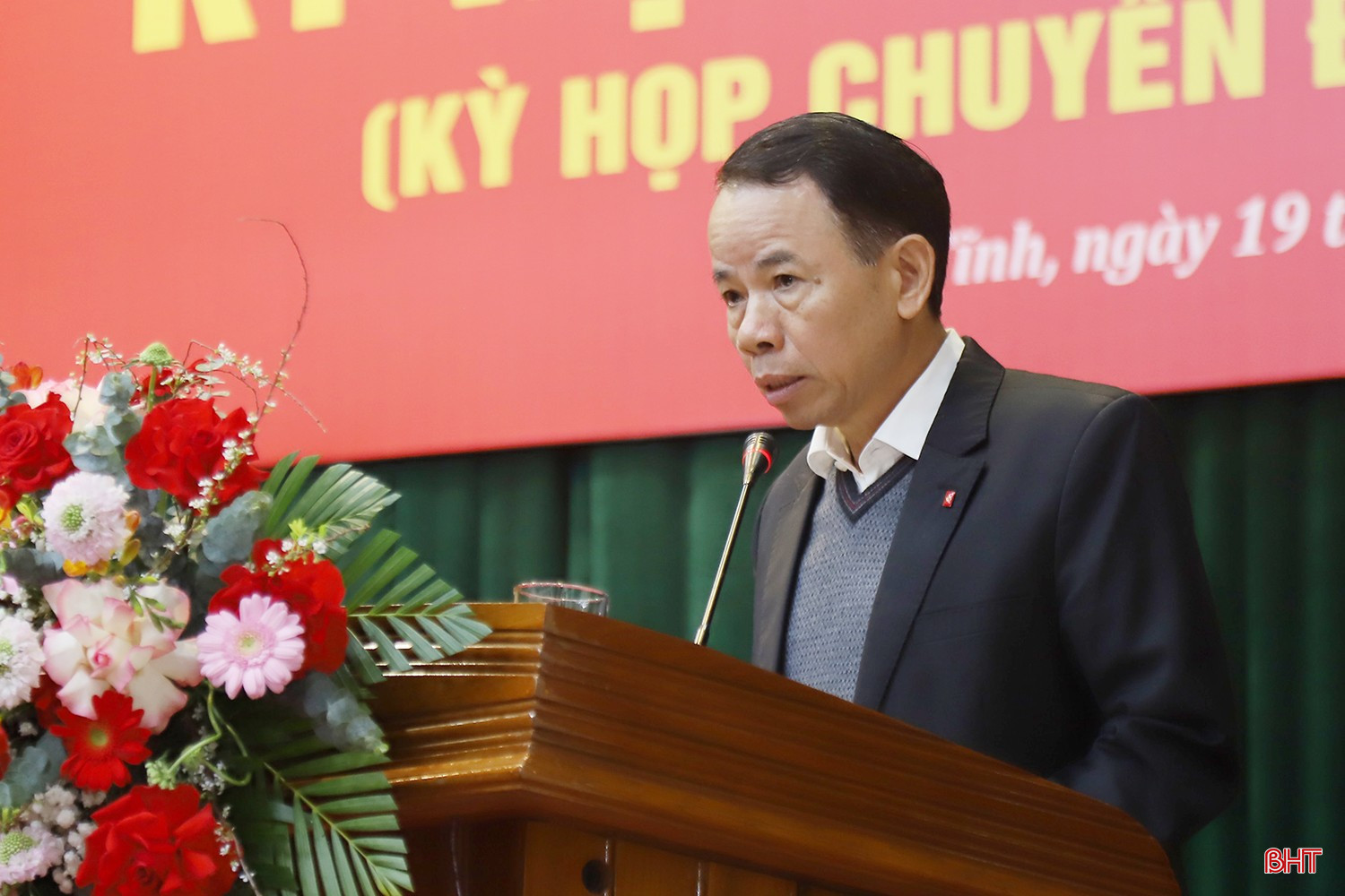 Giám đốc Sở Nội vụ Lê Minh Đạo trình bày tờ trình về việc đề nghị thành lập các cơ quan chuyên môn thuộc UBND tỉnh.