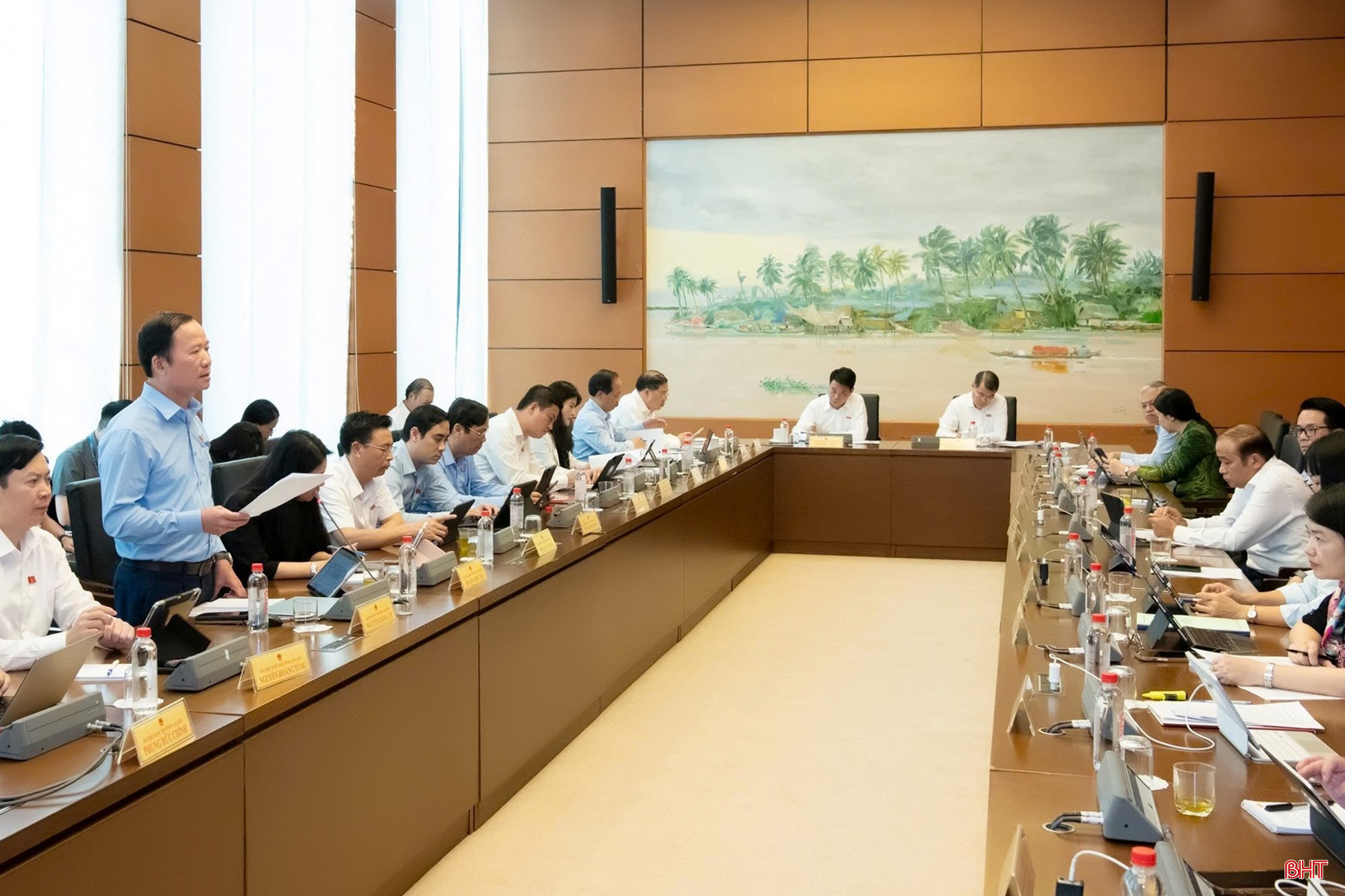 Toàn cảnh phiên thảo luận tổ.