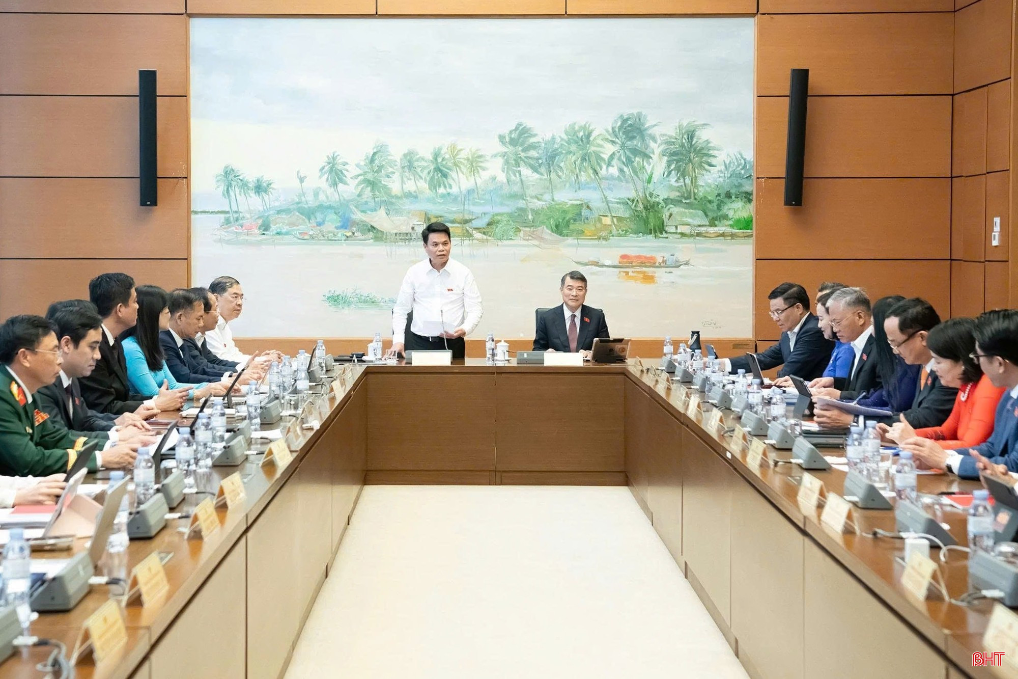 Toàn cảnh phiên thảo luận tổ sáng 17/10.