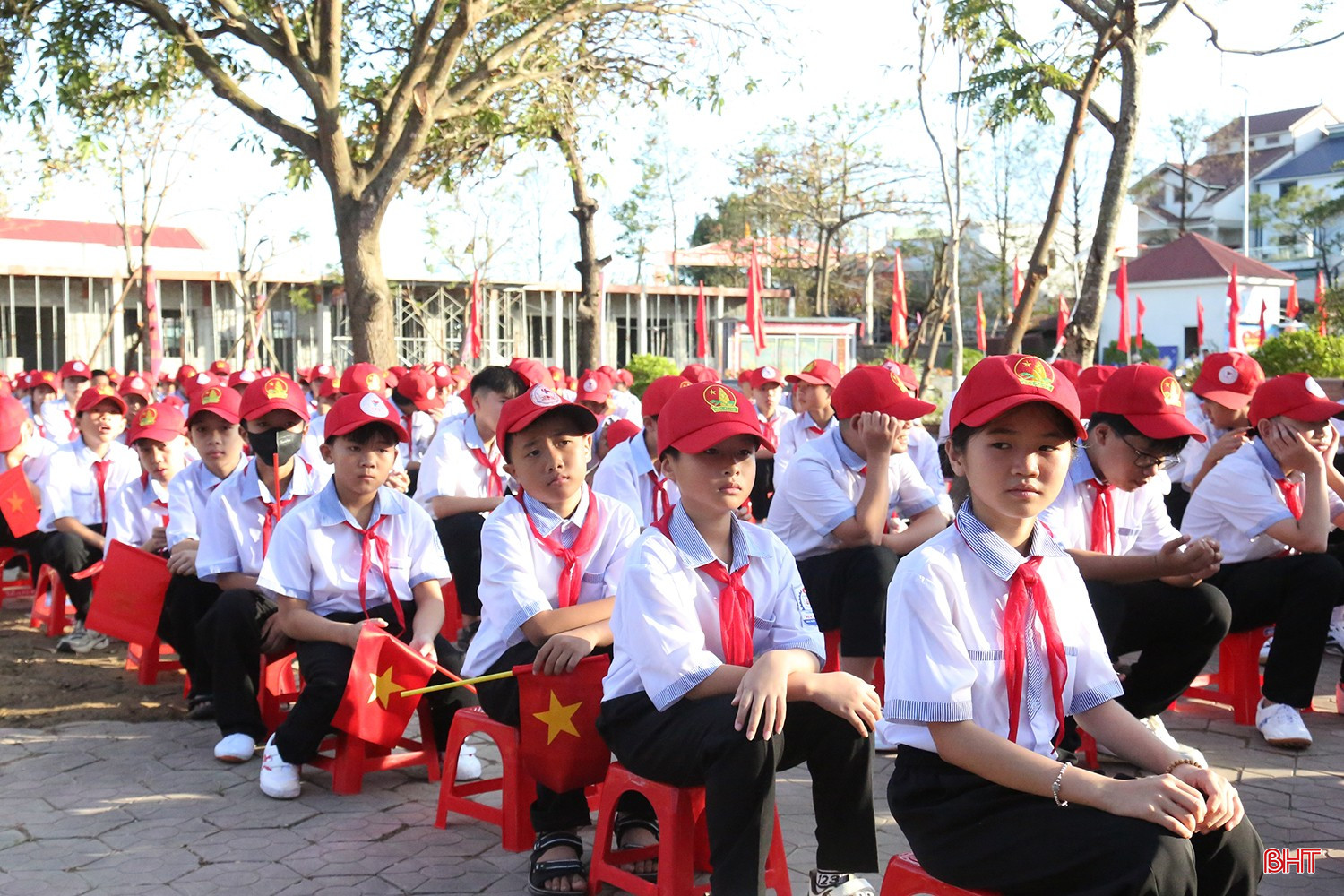 Trường THCS Hoa Liên hiện có 23 lớp 972 học sinh và 48 cán bộ quản lý, giáo viên, nhân viên.
