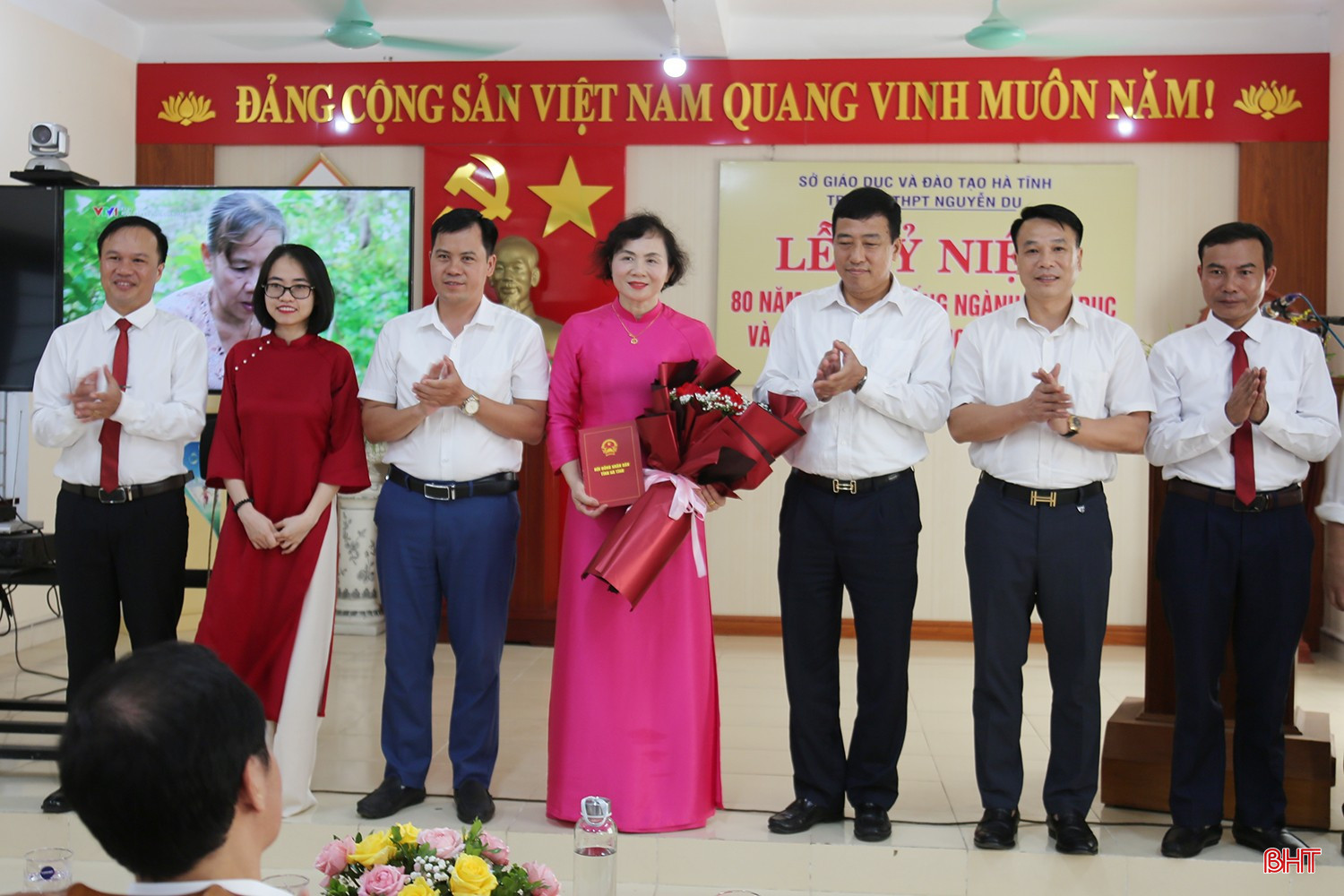 Phó Chủ tịch Thường trực HĐND tỉnh Trần Tú Anh tặng hoa cho Trường THPT Nguyễn Du.