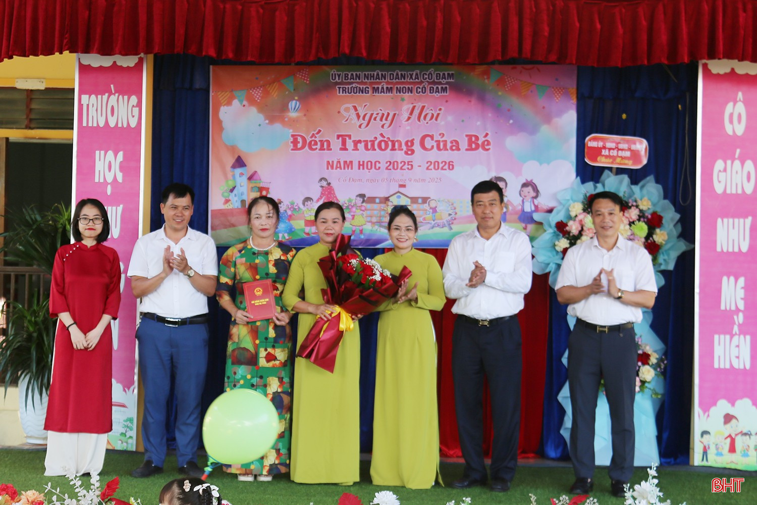 Phó Chủ tịch Thường trực HĐND tỉnh Trần Tú Anh tặng hoa chúc mừng Trường Mầm non Cổ Đạm.