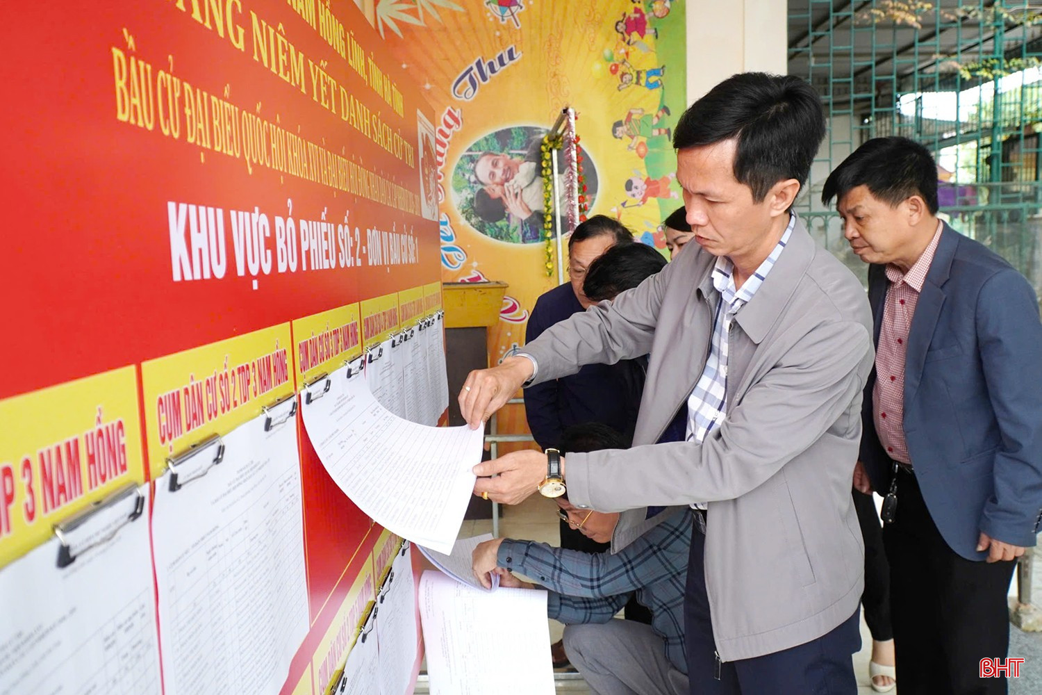 Công tác niêm yết danh sách cử tri tại 100% khu vực bỏ phiếu trên địa bàn được các xã, phường triển khai bài bản, đúng tiến độ.