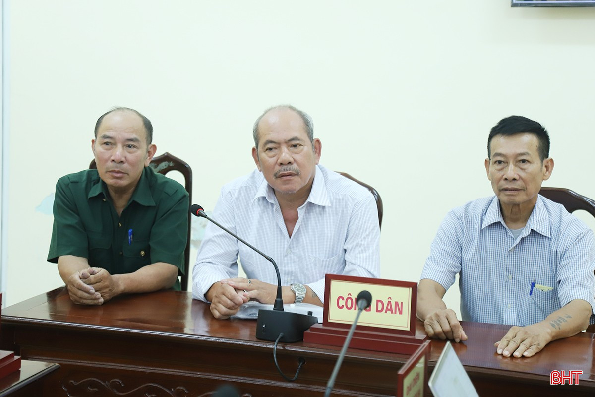 Các ông: Võ Chân Thành, Trần Văn Thôn, Lê Văn Đệ đại diện cho 14 hộ dân thôn Nam Xuân (Kỳ Tây, huyện Kỳ Anh) đề nghị bồi thường, hỗ trợ chính sách chuyển đổi nghề và hỗ trợ đời sống khi thực hiện dự án cấp nước KKT Vũng Áng.