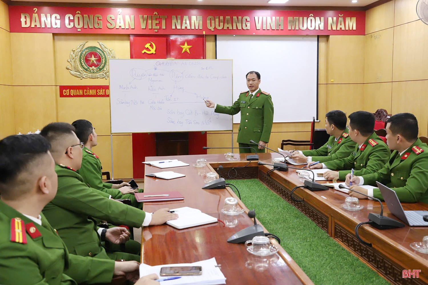 Phòng Cảnh sát Hình sự (Công an tỉnh Hà Tĩnh) trao đổi các nội dung chuyên án.