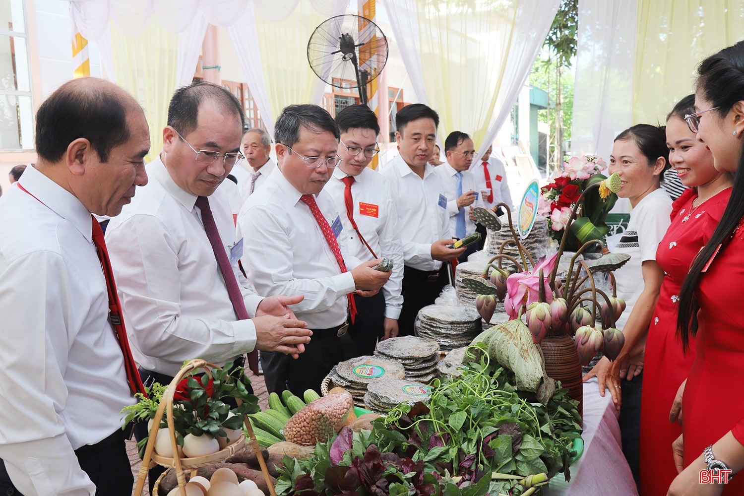 Đại biểu tham quan gian hàng OCOP xã Toàn Lưu.