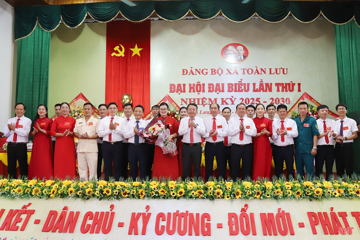 Lãnh đạo tỉnh tặng hoa chúc mừng BCH Đảng bộ xã Toàn Lưu nhiệm kỳ mới.