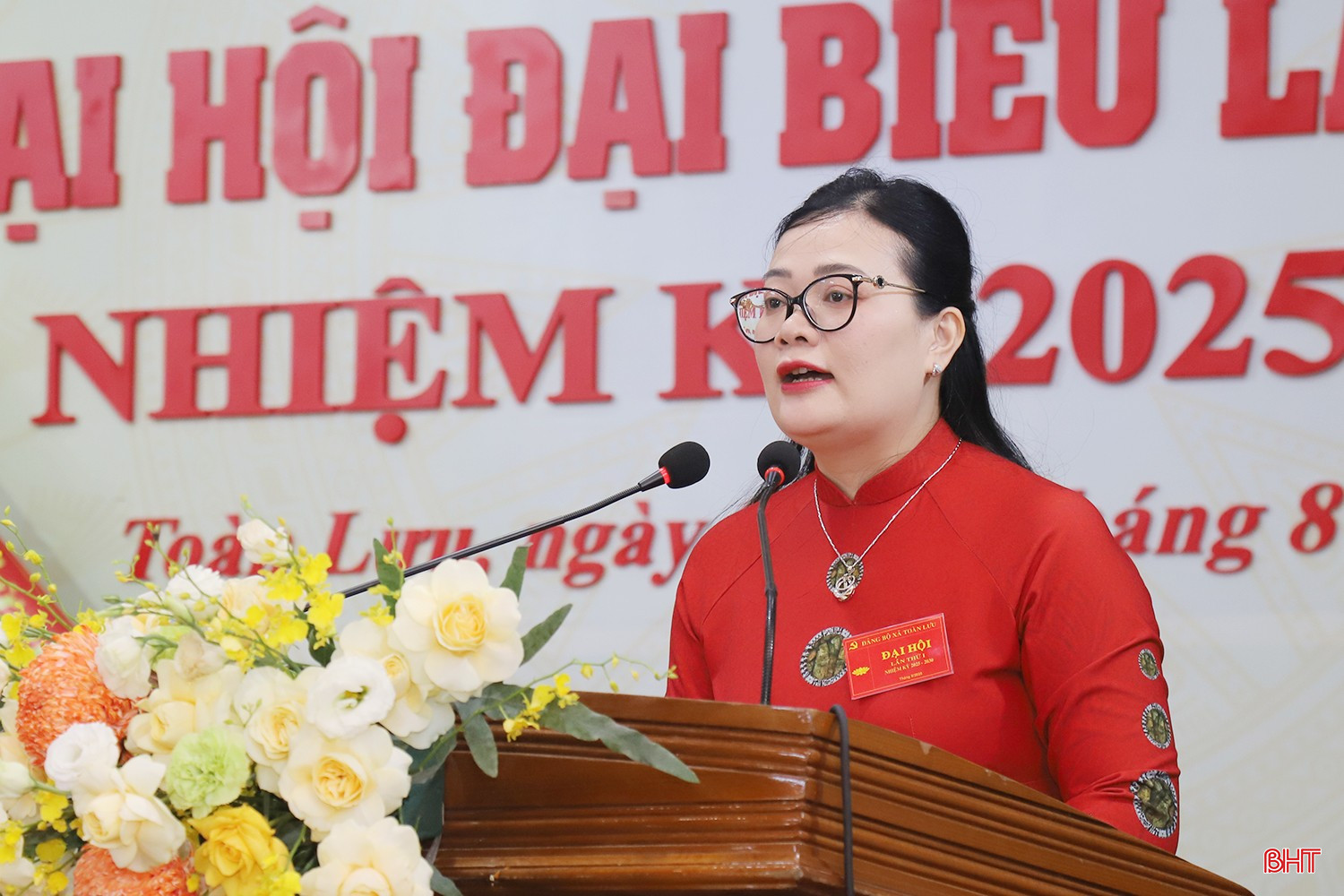 Đồng chí Bùi Thị Hoàng Oanh - Bí thư Đảng ủy, Chủ tịch HĐND xã trình bày dự thảo báo cáo chính trị.