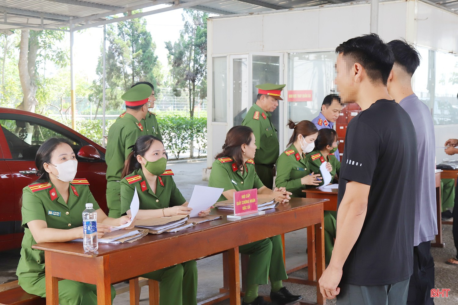 ...nghe kiểm tra thông tin nhân thân và được cấp giấy chứng nhận đặc xá trước khi rời trại.