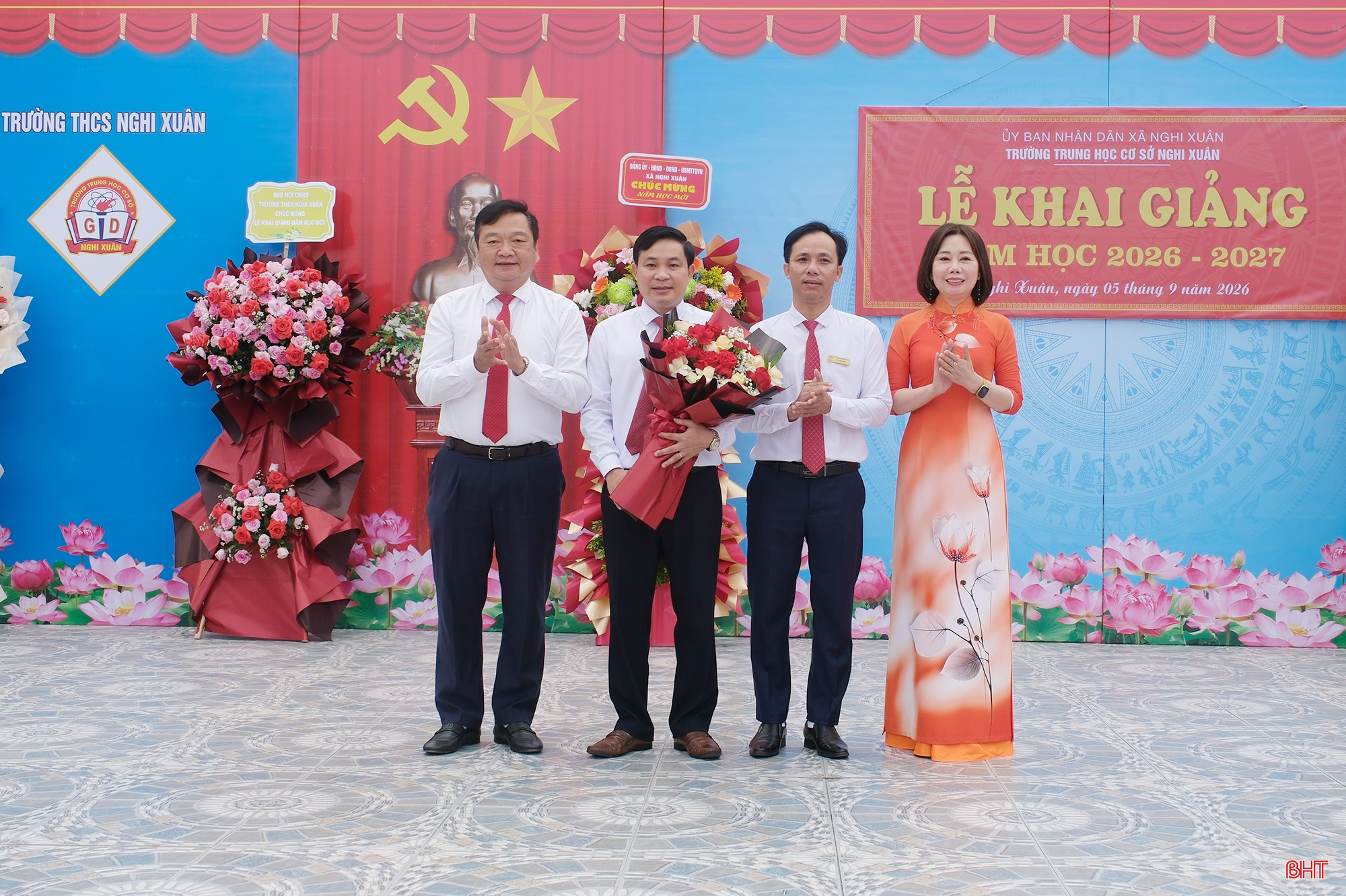 Đồng chí Hồ Huy Thành - Phó Chủ tịch UBND tỉnh và lãnh đạo Sở GD&amp;ĐT Hà Tĩnh tặng hoa chúc mừng nhà trường.