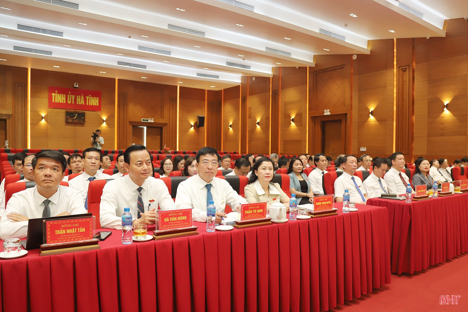 Các đại biểu dự kỳ họp.