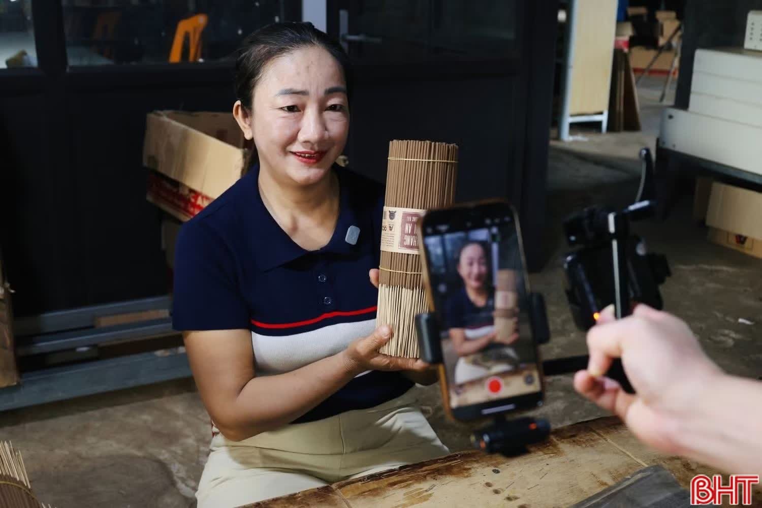 Người dân Hà Tĩnh đưa sản phẩm lên môi trường số.