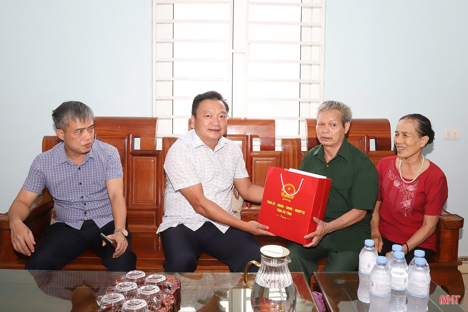 Đồng chí Phó Chủ tịch UBND tỉnh tặng quà cho ông Dương Văn Quyết (SN 1954) tại thôn Phúc Lộc, xã Đan Hải.