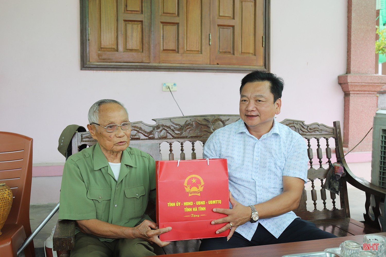 Tiếp đó, đồng chí Hồ Huy Thành - Phó Chủ tịch UBND tỉnh tặng quà ông Đặng Thái Thành (SN 1938) tại thôn Hồng Thuận, xã Tiên Điền.
