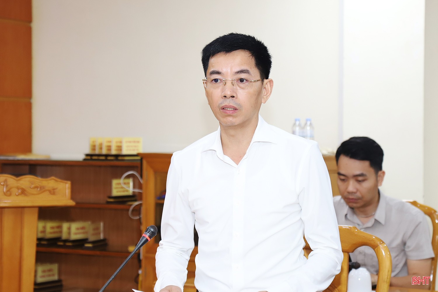 Đồng chí Nguyễn Quốc Tuấn - Giám đốc Sở Tư pháp báo cáo công tác thi hành pháp luật về xử lý VPHC trên địa bàn tỉnh.