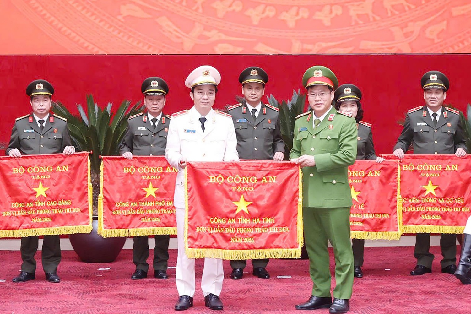 thu-truong-nguyen-van-long-trao-tang-co-dan-dau-phong-trao-thi-dua-vi-an-ninh-to-quoc-cho-cong-an-ha-tinh.jpg