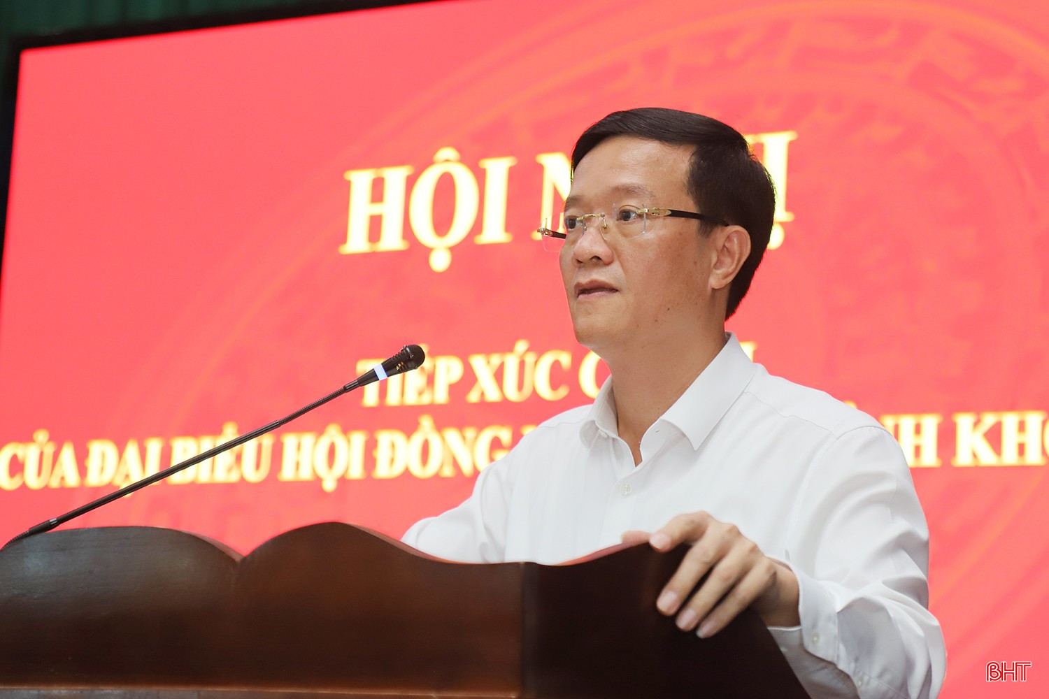 Ông Nguyễn Bá Đức - Bí thư Đảng ủy, Chủ tịch HĐND xã Thiên Cầm đại diện Tổ đại biểu số 3 HĐND tỉnh báo cáo các nội dung liên quan tại hội nghị.