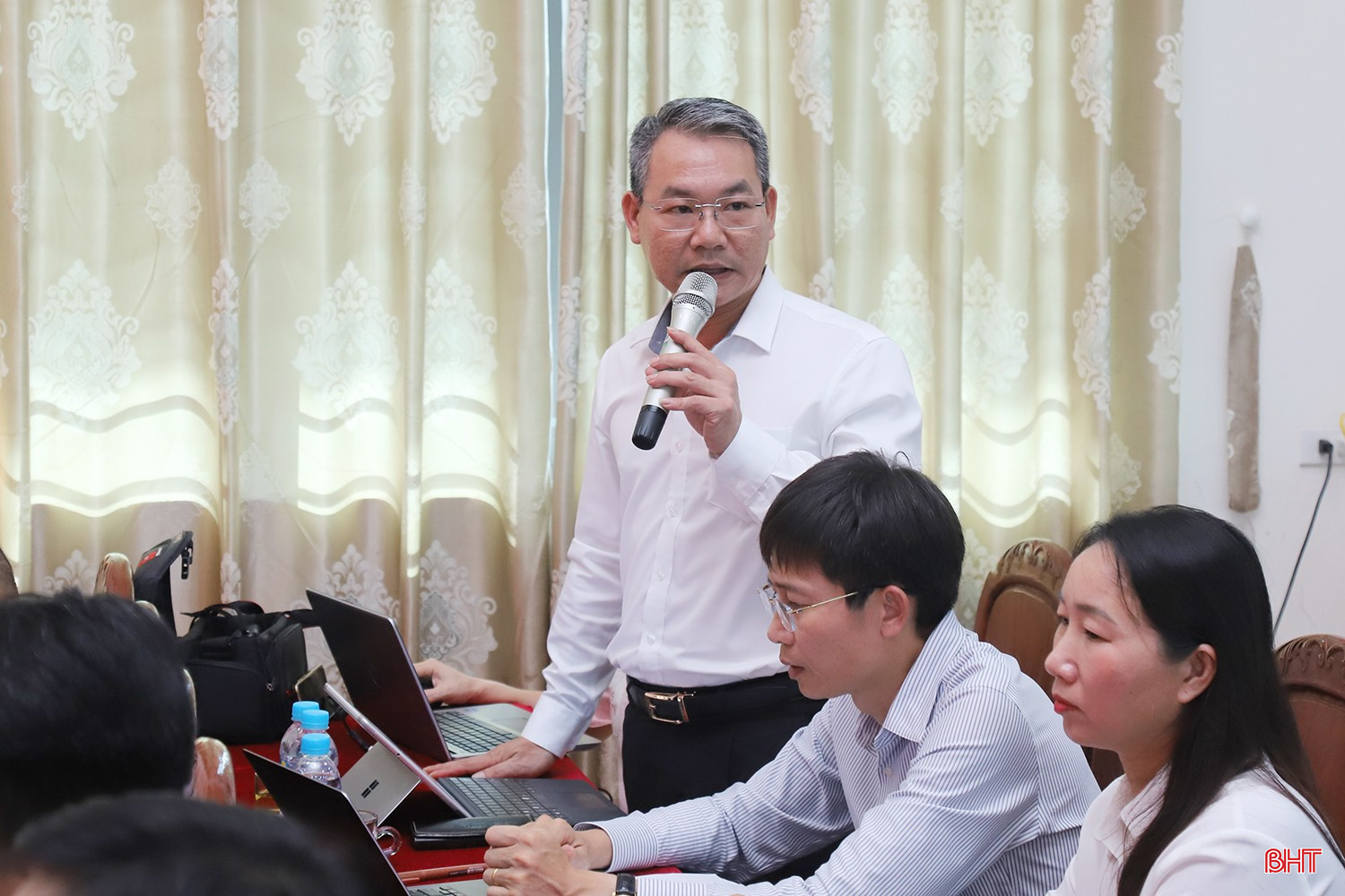 Cử tri Hoàng Thanh Sơn - Chủ tịch UBND xã Cẩm Lạc cho rằng, cần có giải pháp cho tuyển dụng hoặc điều chuyển viên chức về bổ sung cho trung tâm dịch vụ tổng hợp các xã, phường.