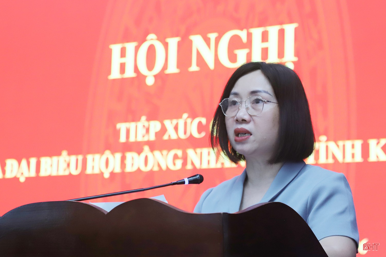 Bà Nguyễn Thị Thúy Nga, Trưởng ban Kinh tế - Ngân sách HĐND tỉnh tiếp thu kiến nghị của cử tri.