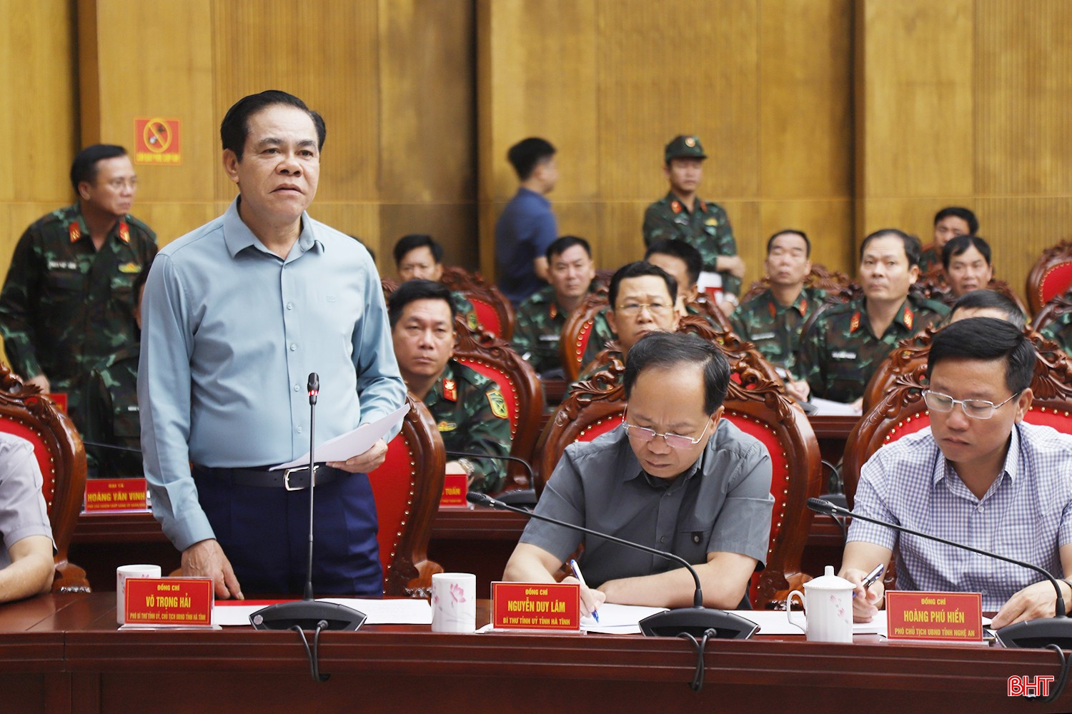 Chủ tịch UBND tỉnh Hà Tĩnh Võ Trọng Hải báo cáo công tác ứng phó với bão số 5.