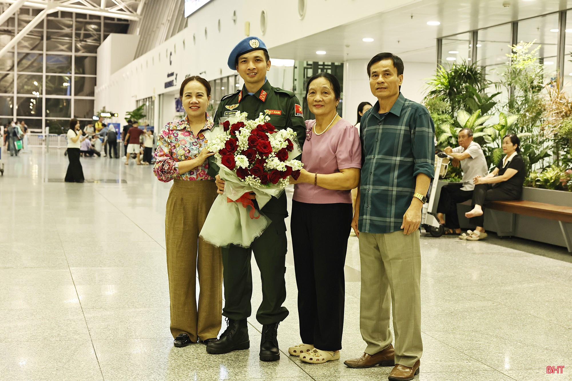 Đại úy Bùi Trung Dũng cùng gia đình trong ngày lên đường tới Cộng hoà Trung Phi.