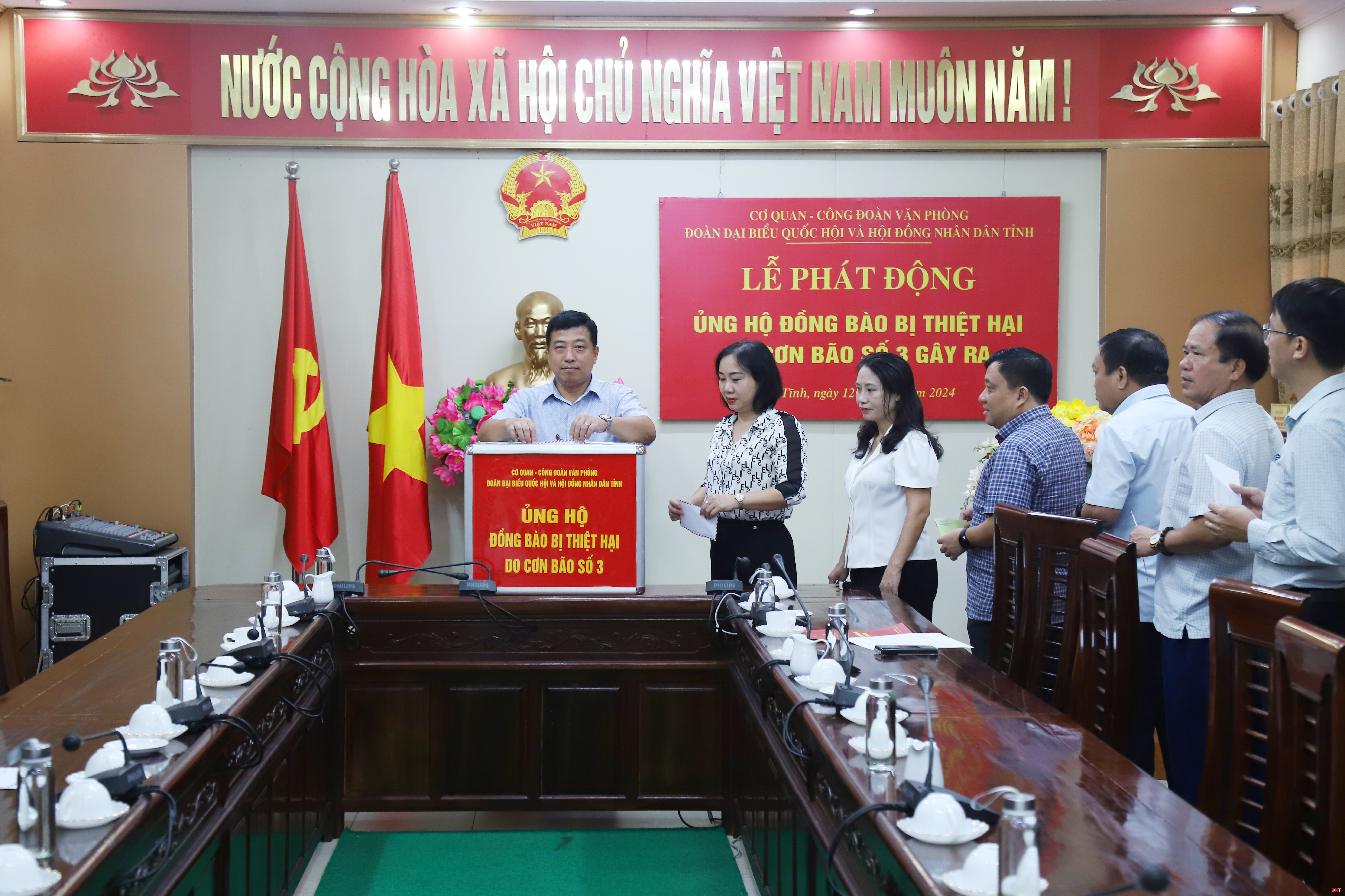 Phó Chủ tịch Thường trực HĐND tỉnh Trần Tú Anh cùng cán bộ, công chức, người lao động trích tối thiểu một ngày lương để ủng hộ.