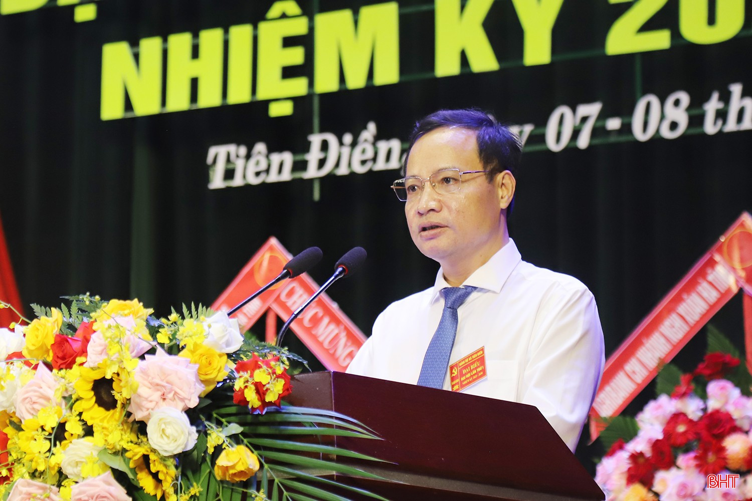 Bí thư Đảng ủy xã Tiên Điền Nguyễn Văn Hiếu trình bày dự thảo báo cáo chính trị.