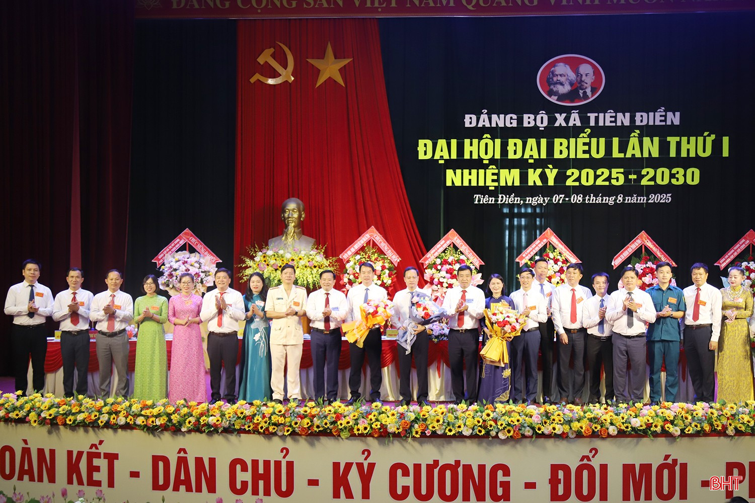 Phó Chủ tịch Thường trực Trần Tú Anh và Đại tá Nguyễn Xuân Thắng - Ủy viên BTV Tỉnh ủy, Chỉ huy trưởng Bộ CHQS tỉnh tặng hoa chúc mừng BCH Đảng bộ xã Tiên Điền.