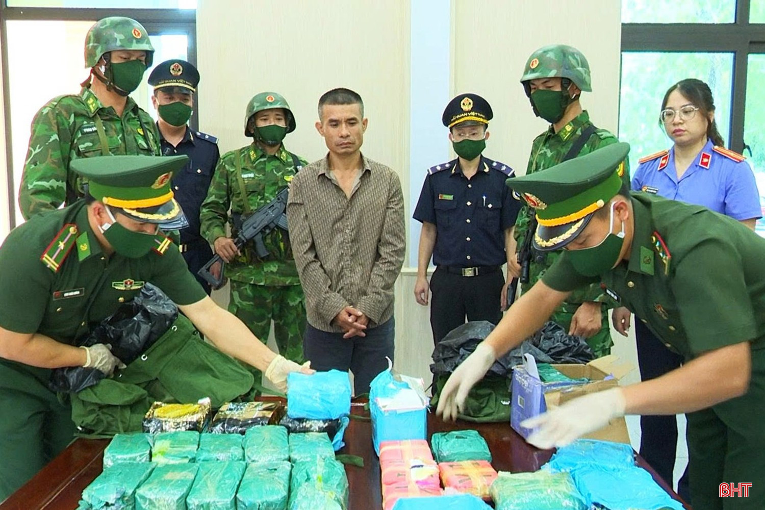 Lực lượng chức năng bắt giữ Phạm Xuân Thanh (SN 1982, ở phường Thành Vinh, Nghệ An) cùng tang vật.