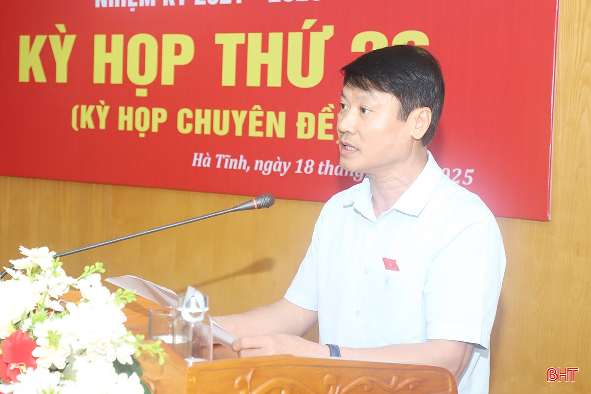 Giám đốc Sở Xây dựng Trần Quang Tuấn thông qua các tờ trình.