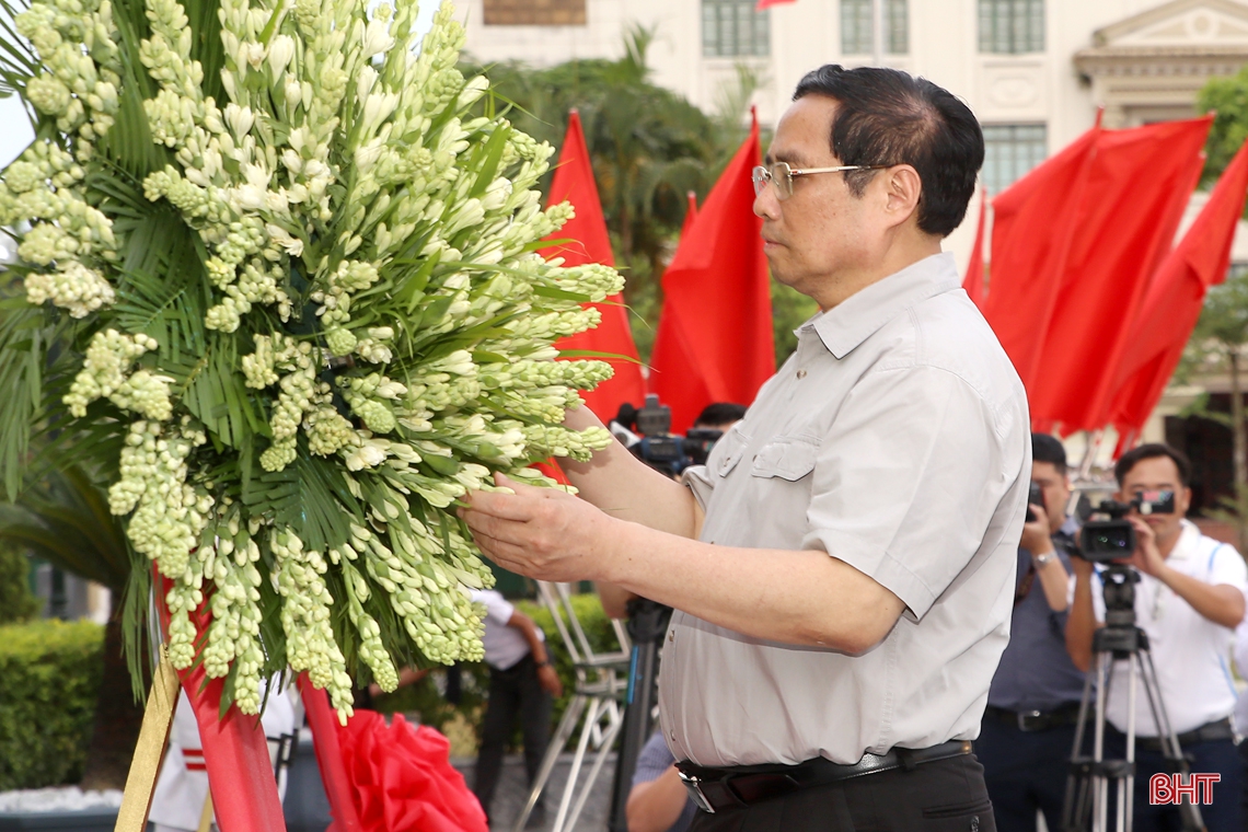 Thủ tướng Chính phủ Phạm Minh Chính dâng hương tại Khu lưu niệm Bác Hồ về thăm Hà Tĩnh