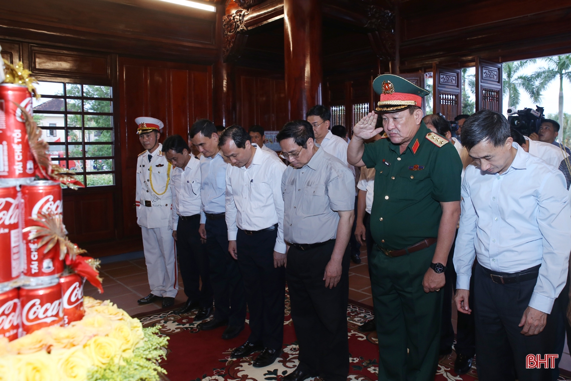 Thủ tướng Chính phủ Phạm Minh Chính dâng hương tại Khu lưu niệm Bác Hồ về thăm Hà Tĩnh