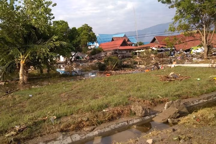Khung cảnh tan hoang sau trận động đất, sóng thần ở Indonesia