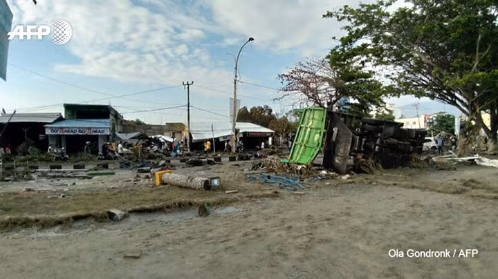 Khung cảnh tan hoang sau trận động đất, sóng thần ở Indonesia