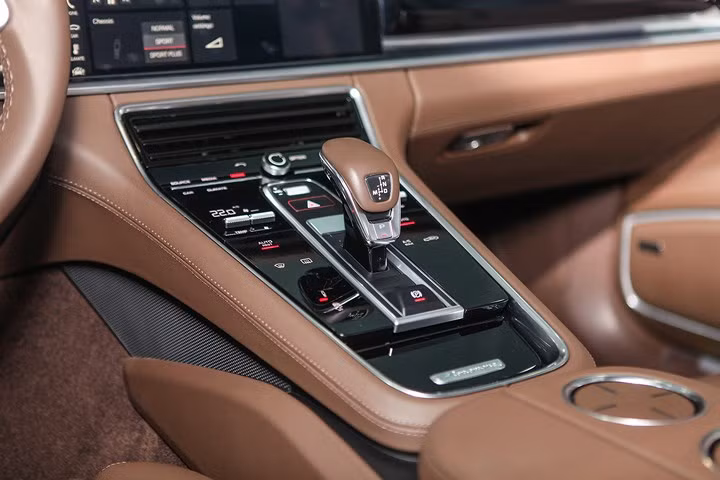 Cận cảnh Porsche Panamera đỏ hơn 6 tỷ đồng độc nhất tại Việt Nam