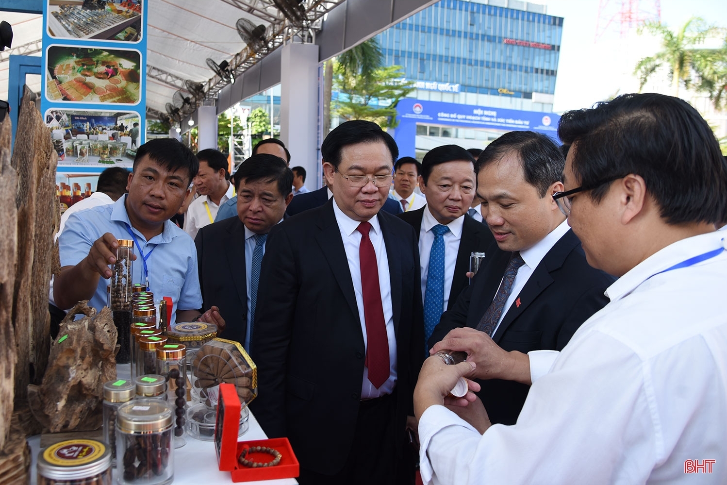 Xem xét và thông qua nhiều nghị quyết quan trọng tác động đến sự phát triển của tỉnh