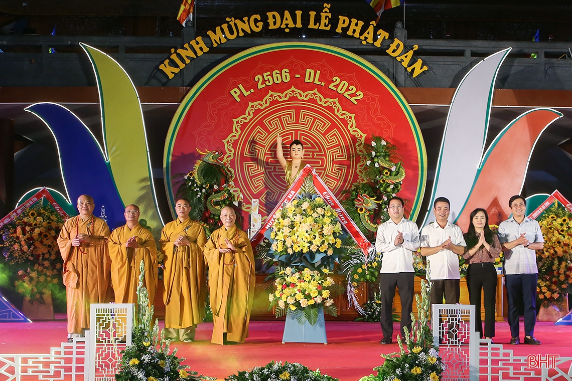 Lãnh đạo tỉnh Hà Tĩnh chúc mừng Đại lễ Phật đản 2022