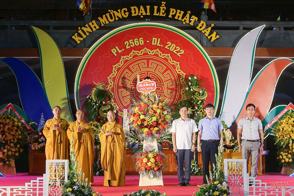 Lãnh đạo tỉnh Hà Tĩnh chúc mừng Đại lễ Phật đản 2022