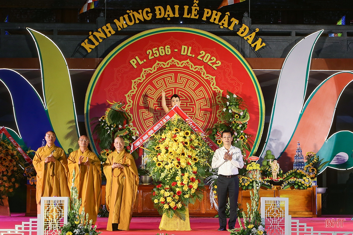 Lãnh đạo tỉnh Hà Tĩnh chúc mừng Đại lễ Phật đản 2022