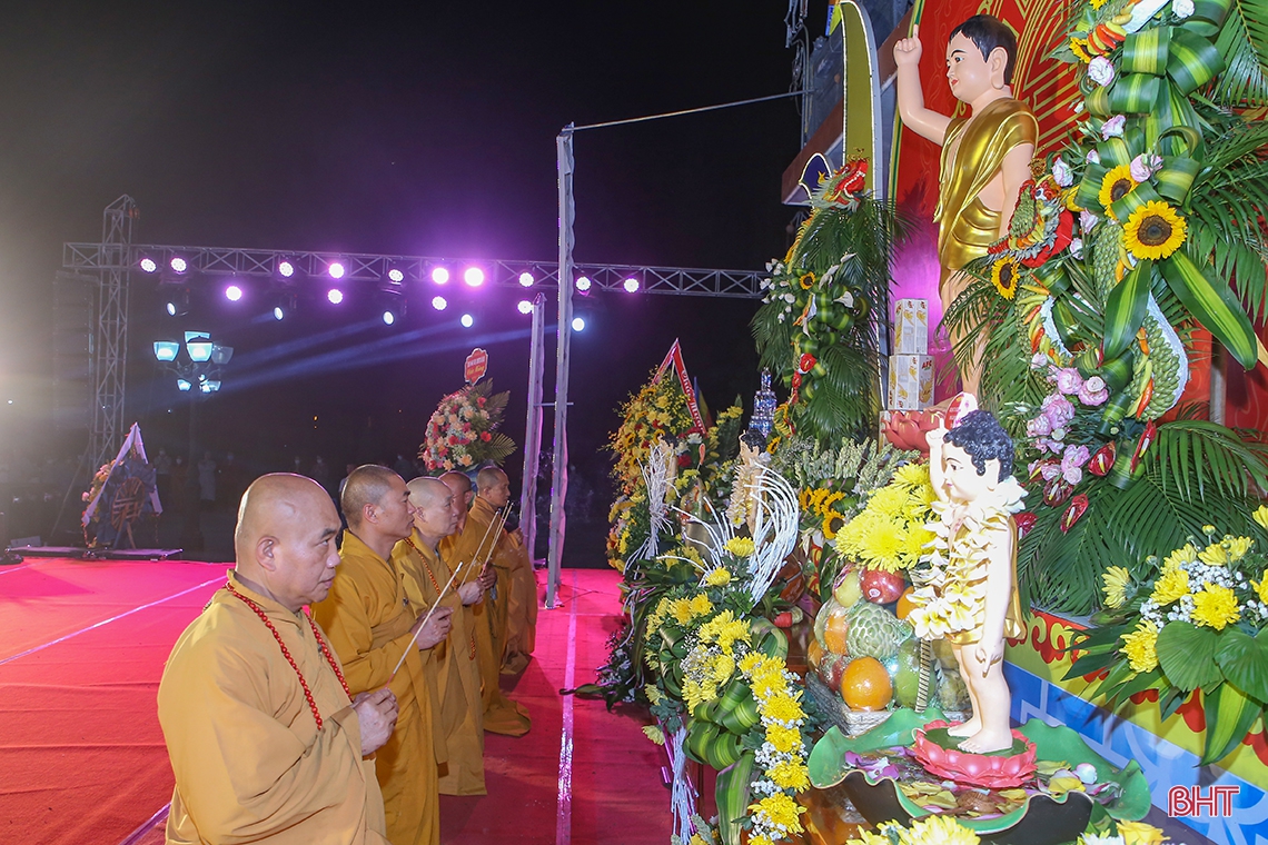 Lãnh đạo tỉnh Hà Tĩnh chúc mừng Đại lễ Phật đản 2022