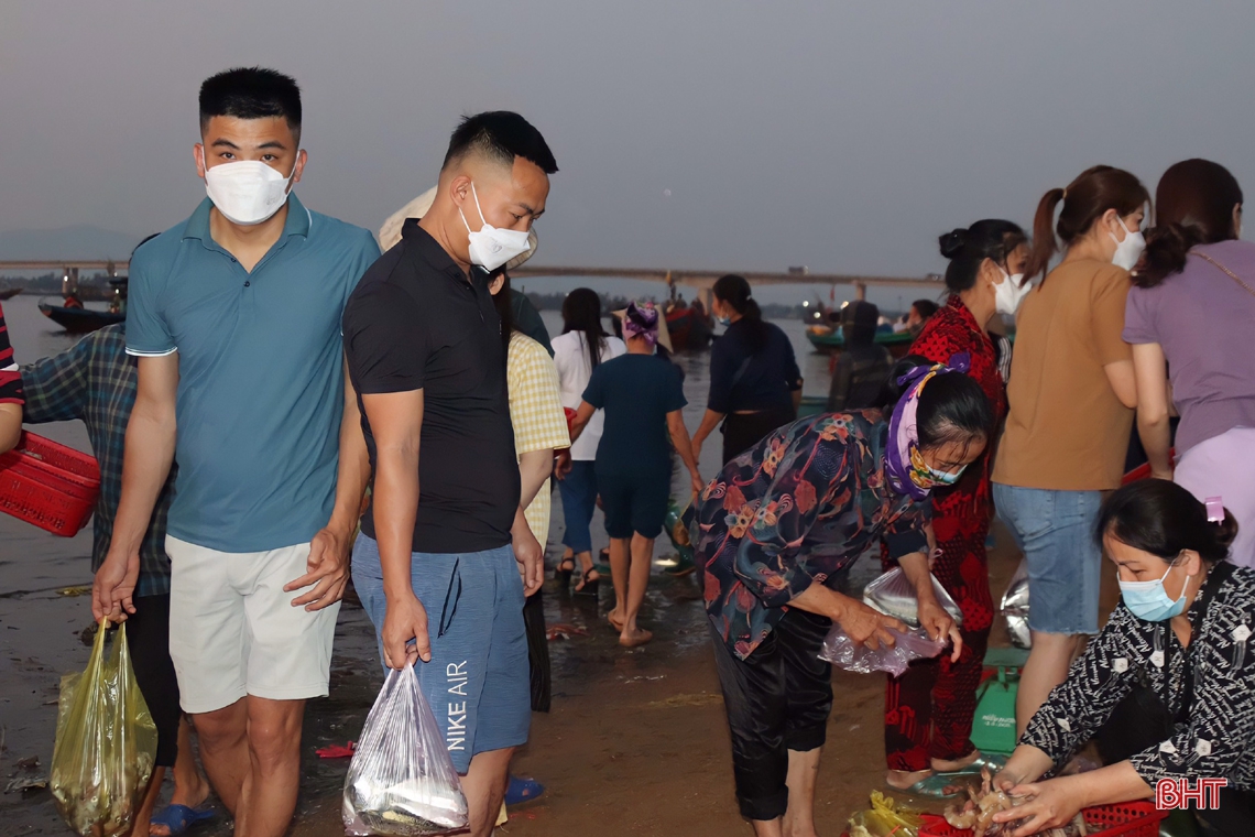 Về Hà Tĩnh đừng quên ghé chợ cá Cồn Gò!