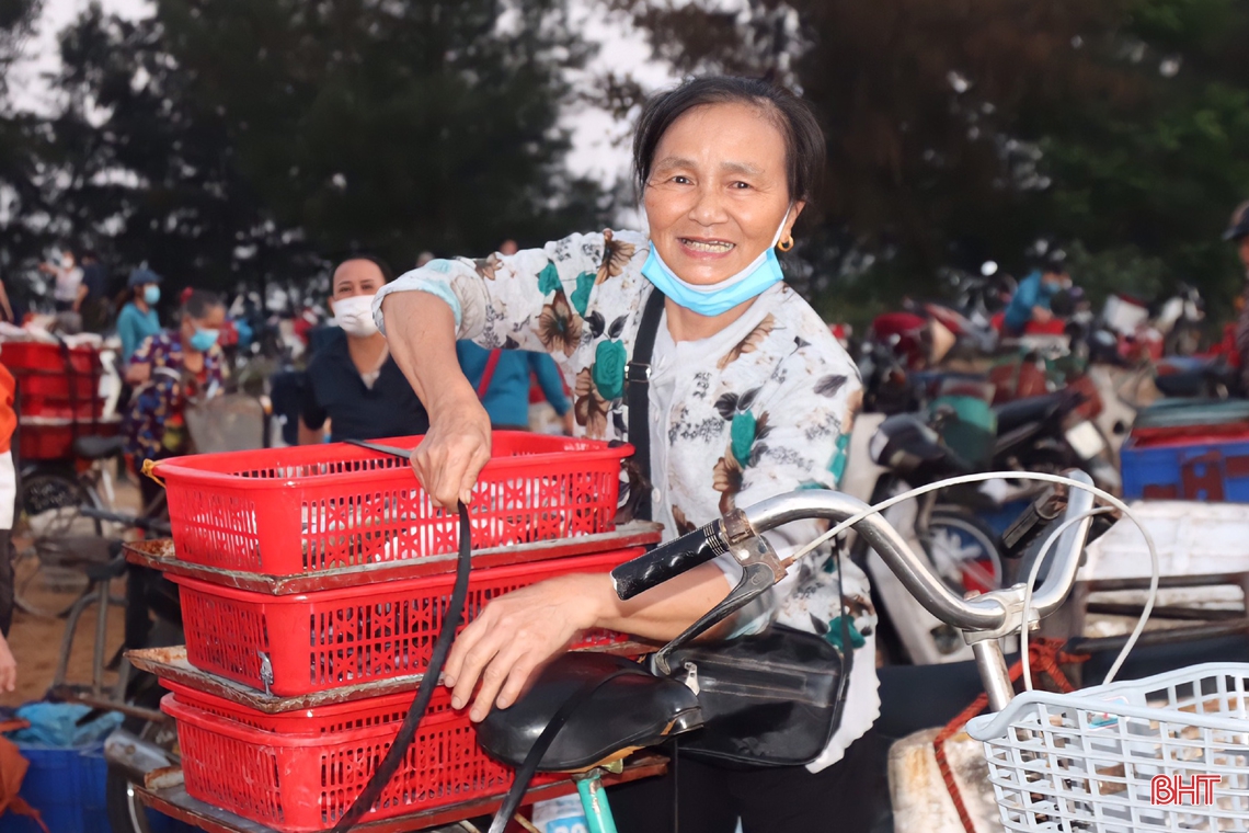 Về Hà Tĩnh đừng quên ghé chợ cá Cồn Gò!