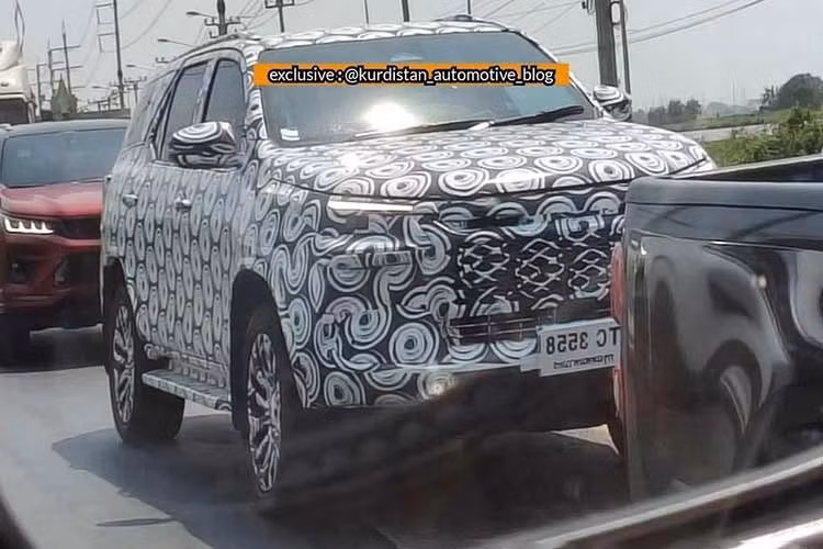 Toyota Fortuner 2027 lộ diện chạy thử tại Thái Lan, chờ về Việt Nam.