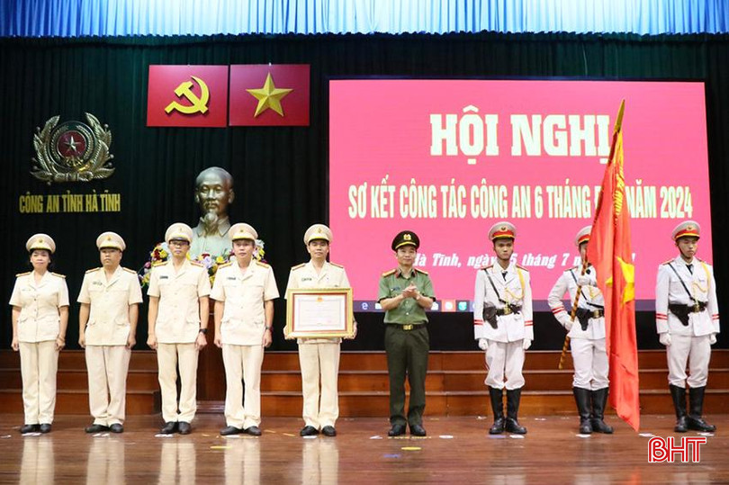 Đại tá Nguyễn Xuân Thao - Giám đốc Công an tỉnh trao Huân chương Chiến công hạng Ba cho Phòng Cảnh sát Hình sự.