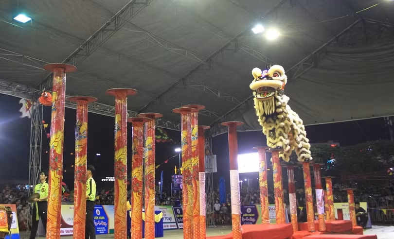 Tại Liên hoan lân, sư, rồng quốc tế ở Gia Lai, các đội tham gia sẽ thi đấu nội dung Lân lên Mai Hoa Thung