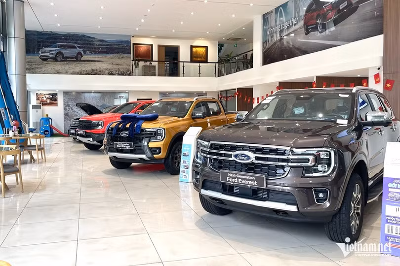 w-showroom-o-to-ford-1639.jpg