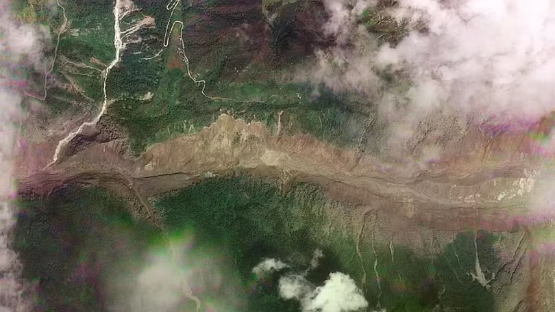 Ảnh vệ tinh cho thấy biến đổi cảnh quan tại thung lũng vùng biên giới Nepal - Trung Quốc trước và sau trận lũ quét. Ảnh: Reuters.